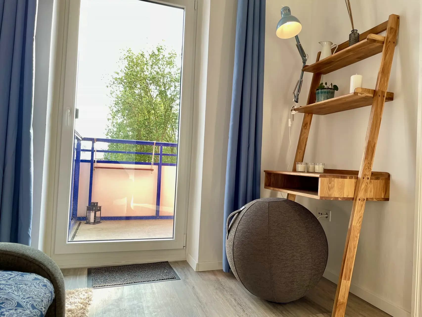 Urban Apartment - Urbanes Apartment mit Balkon - Hero Image